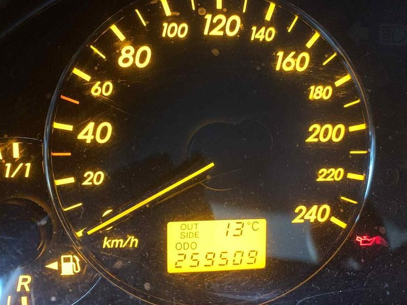 Grau Gebraucht 2005 Toyota Avensis T2 Kombi | 2.200 € (Fairer Preis) - Bild 1/4