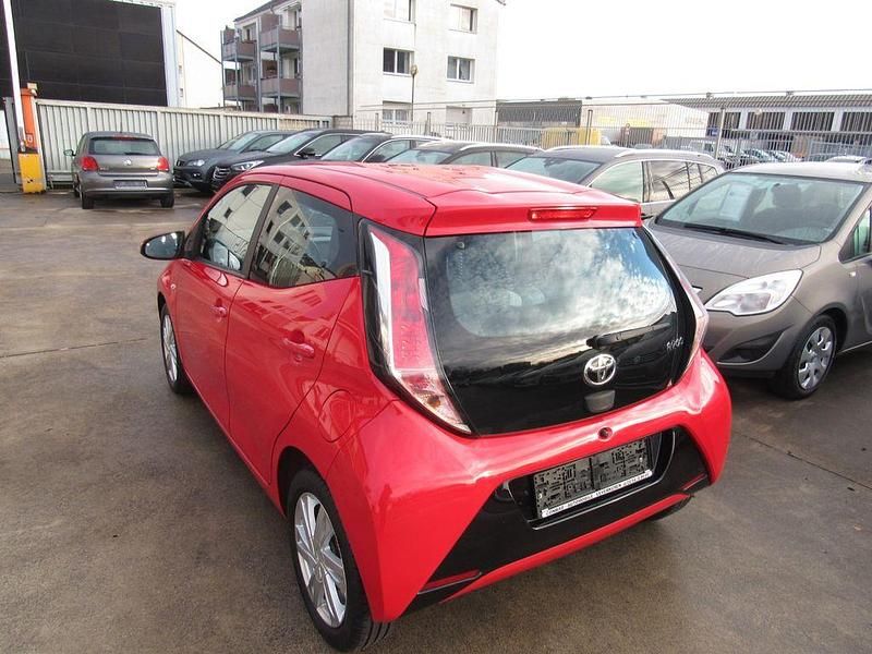 Gebraucht Toyota Aygo X-play 69 PS (50 kW) 2017 Rot Kleinwagen