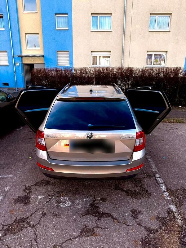 Gebraucht Skoda Octavia 179 PS (131 kW) 2014 Gelb Kleinwagen