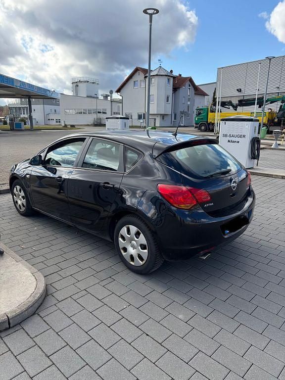 Gebraucht Opel Astra Selection 140 PS (102 kW) 2011 Schwarz Limousine