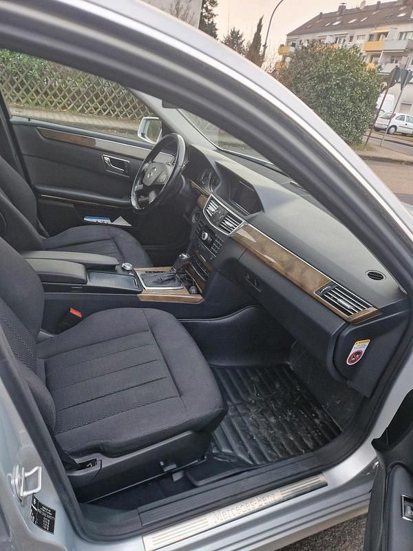 Gebraucht Mercedes E220 170 PS (125 kW) 2008 Silber Limousine