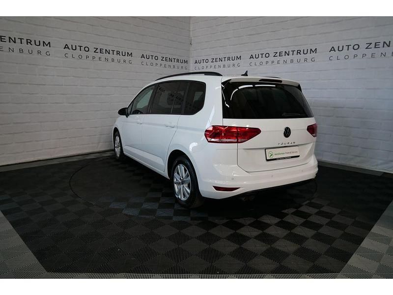 Gebraucht VW Touran Comfortline 150 PS (110 kW) 2022 Weiß Van / Kleinbus