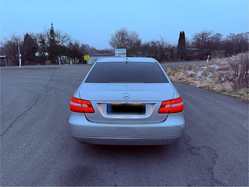 Gebraucht Mercedes E200 136 PS (100 kW) 2011 Silber Limousine