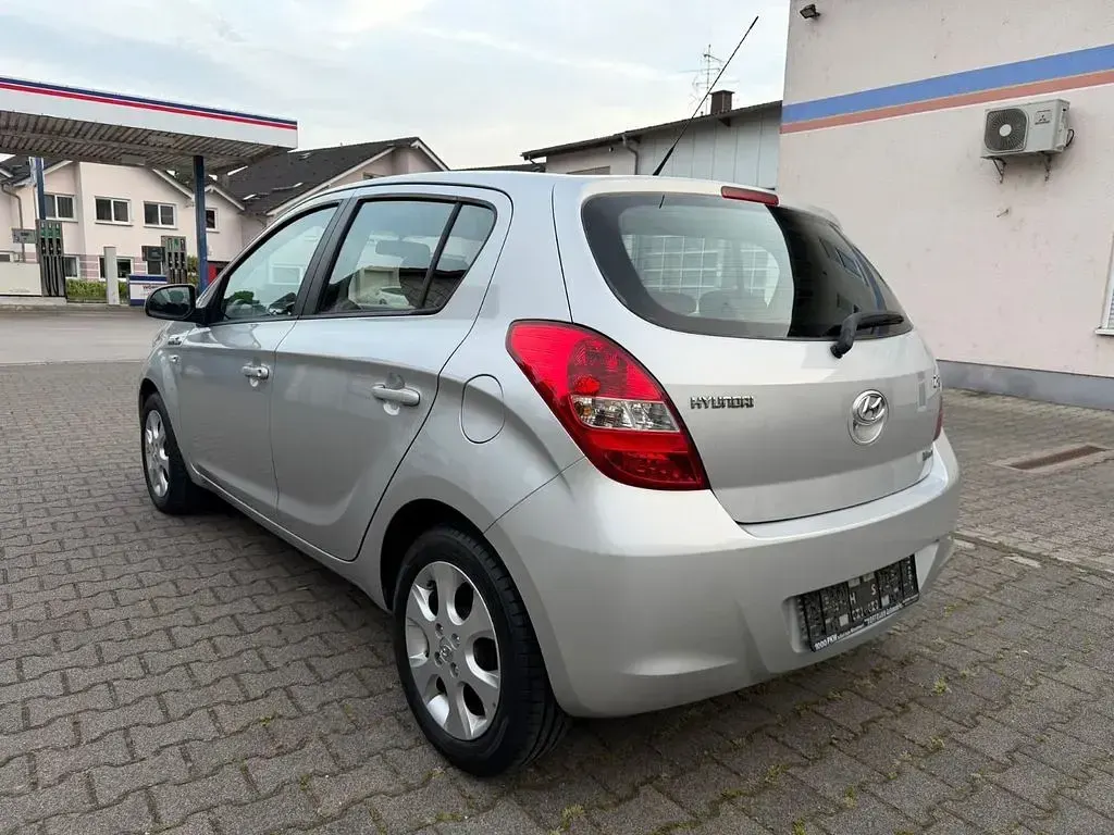 Gebraucht Hyundai i20 Style 101 PS (74 kW) 2012 Silber Kleinwagen