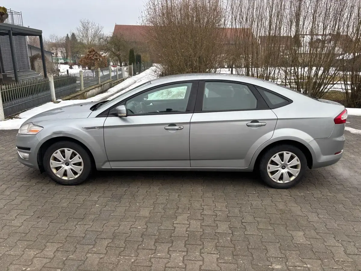 Usado Ford Mondeo Trend 116 CV (85 kW) 2013 Gris Berlina