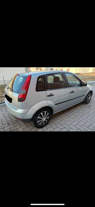 Second-hand Ford Fiesta 70 CP (51 kW) 2004 Argintiu Hatchback