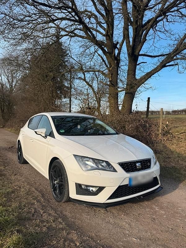 Weiß Gebraucht 2016 Seat Leon FR Limousine | 7.400 € (Superpreis) - Bild 1/4