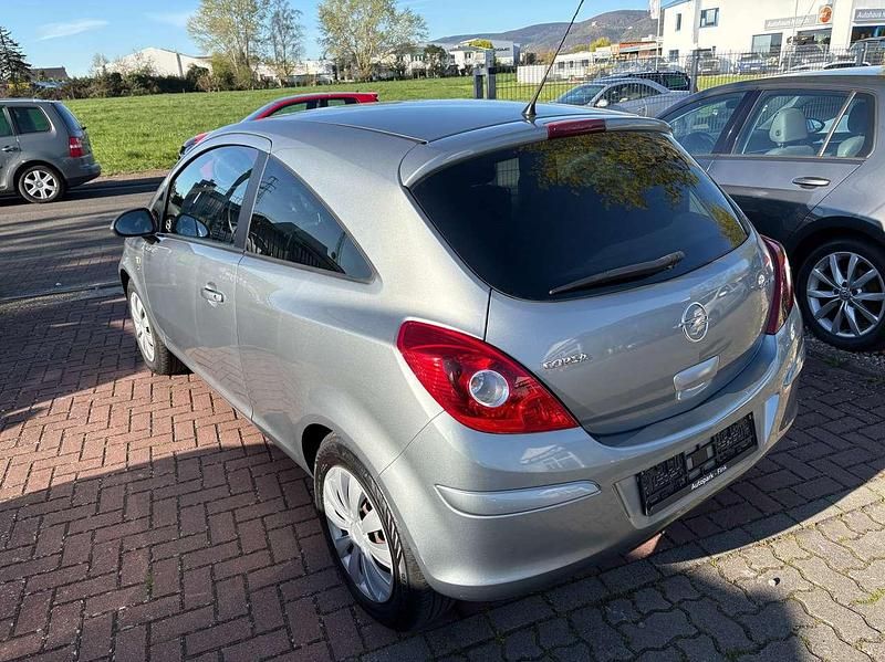 Gebraucht Opel Corsa Edition 69 PS (50 kW) 2010 Silbersee/perl silber (m2) Kleinwagen