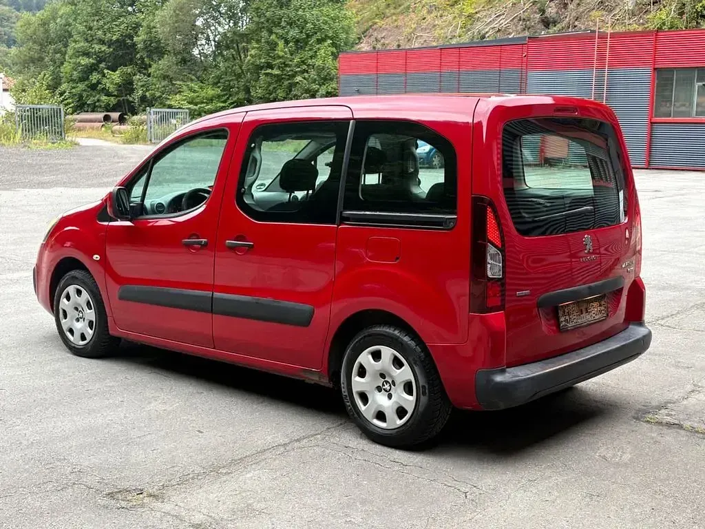Gebraucht Peugeot Partner Tepee Active 99 PS (72 kW) 2016 Rot Van / Kleinbus