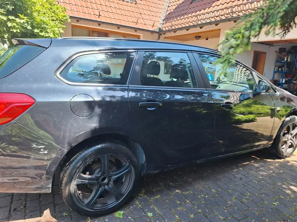Gebraucht Opel Astra Edition 116 PS (85 kW) 2016 Schwarz Kombi