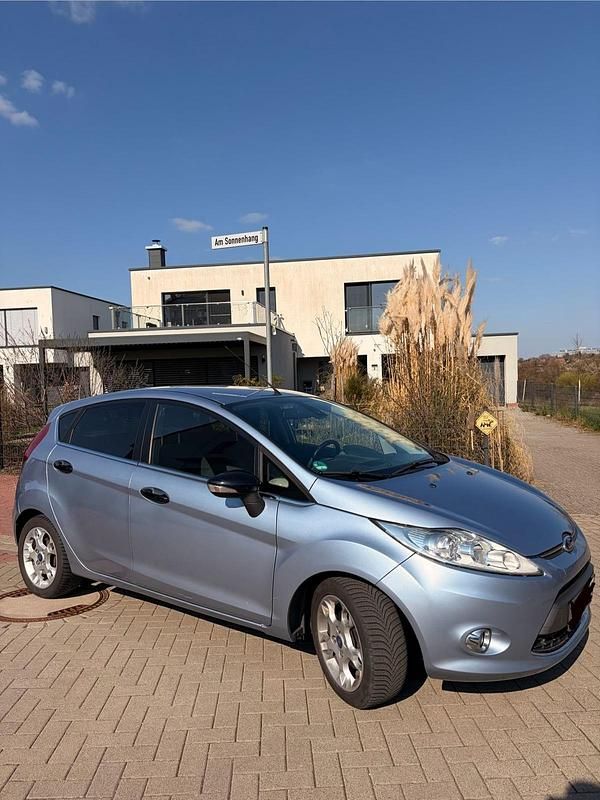 Gebraucht Ford Fiesta Titanium 95 PS (69 kW) 2012 Blau Kleinwagen