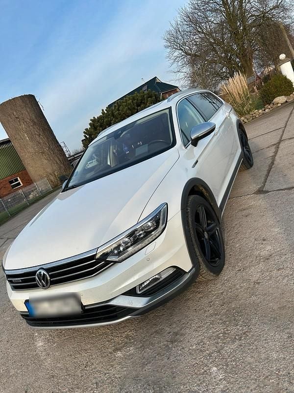 Weiß Gebraucht 2016 VW Passat Alltrack Kombi | 19.990 € - Bild 1/4