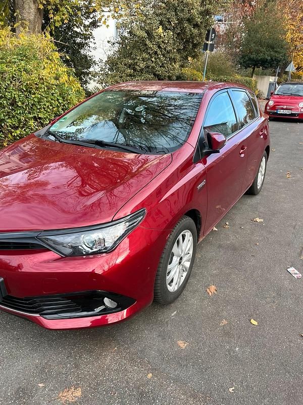 Rot Gebraucht 2018 Toyota Auris Hybrid Limousine | 16.800 € (Fairer Preis) - Bild 1/4