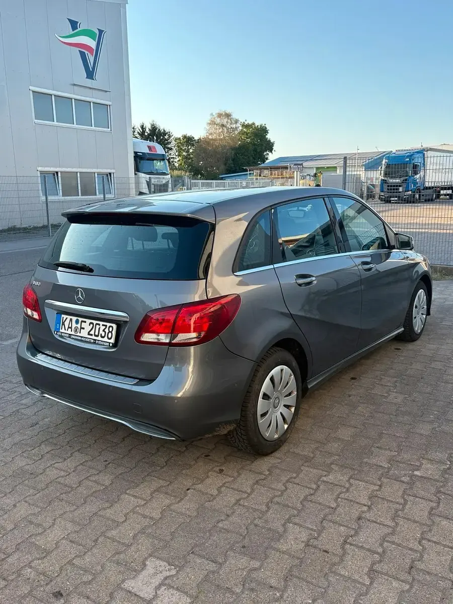 Gebraucht Mercedes B180 122 PS (89 kW) 2015 Grau Kleinwagen