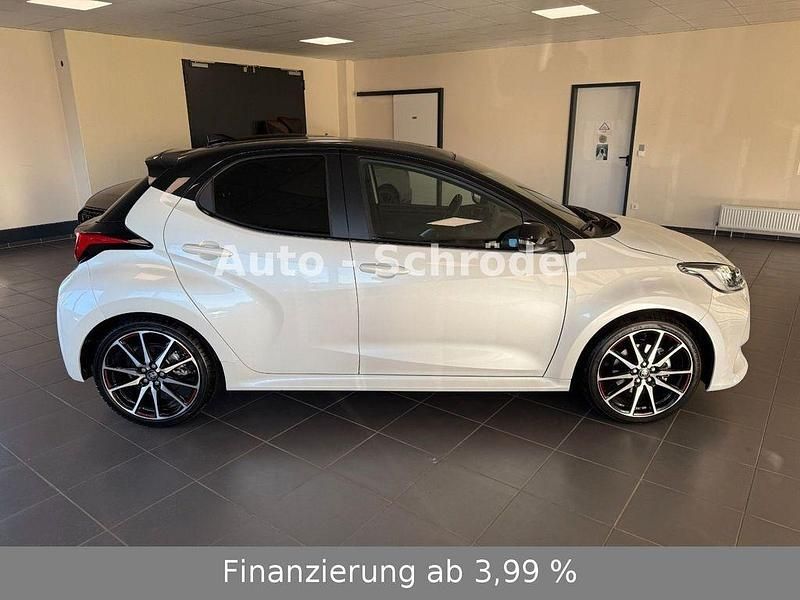 Gebraucht Toyota Yaris Hybrid Sport 116 PS (85 kW) 2023 Platinum white pearl mc. (089) Kleinwagen