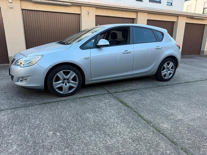 Silber Gebraucht 2011 Opel Astra Design Edition Limousine | 3.000 € (Superpreis) - Bild 1/4