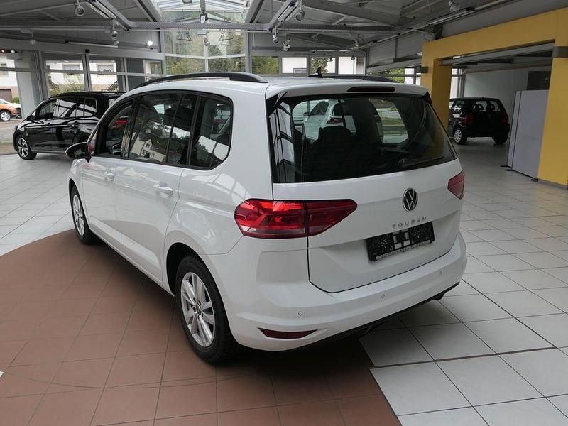 Gebraucht VW Touran 150 PS (110 kW) 2024 Weiß Van / Kleinbus