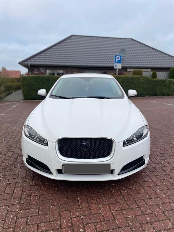Weiß Gebraucht 2015 Jaguar XF Luxury Limousine | 13.950 € (Fairer Preis) - Bild 1/4