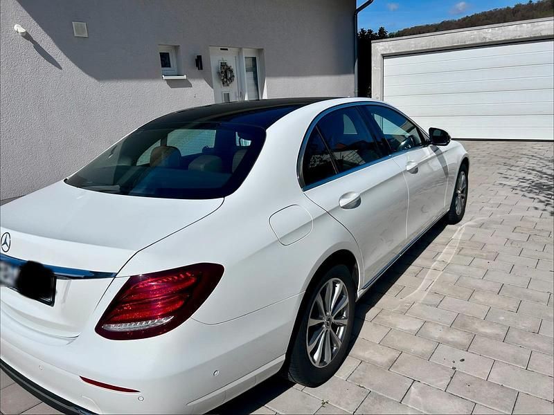 Gebraucht Mercedes E220 194 PS (142 kW) 2019 Weiß Limousine