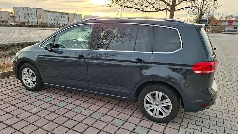 Gebraucht VW Touran Comfortline 150 PS (110 kW) 2018 Grau Van / Kleinbus