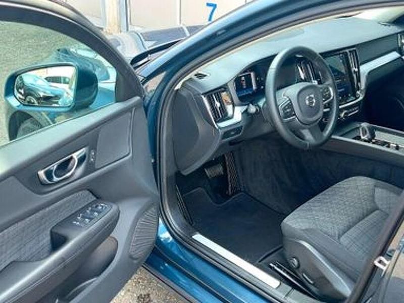 Gebraucht Volvo V60 Core 197 PS (144 kW) 2022 Blau Kombi