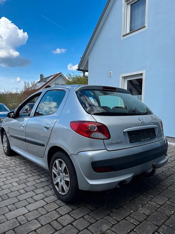 Gebraucht Peugeot 206+ 75 PS (55 kW) 2010 Grau Kleinwagen