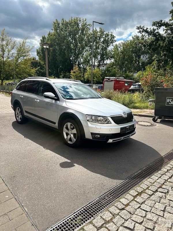 Silber Gebraucht 2015 Skoda Octavia Scout Kombi | 8.999 € (Superpreis) - Bild 1/4