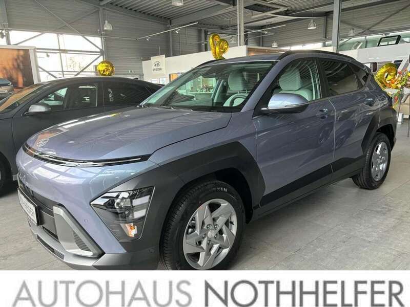 Blau (meta blue / mic) Gebraucht 2024 Hyundai Kona Trend SUV | 27.600 € (Fairer Preis) - Bild 1/4