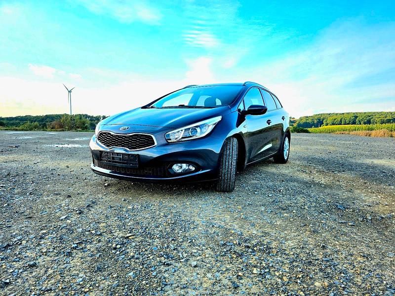 Grau Gebraucht 2013 Kia Ceed Sportswagon Attract Kombi | 4.500 € (Guter Preis) - Bild 1/4
