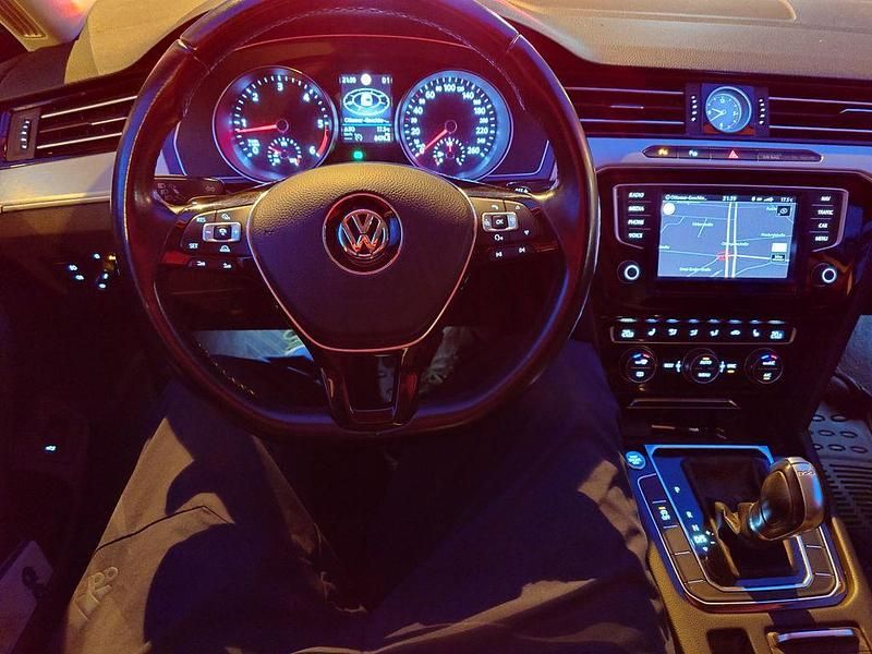 Gebraucht VW Passat Highline 150 PS (110 kW) 2017 Silber Limousine