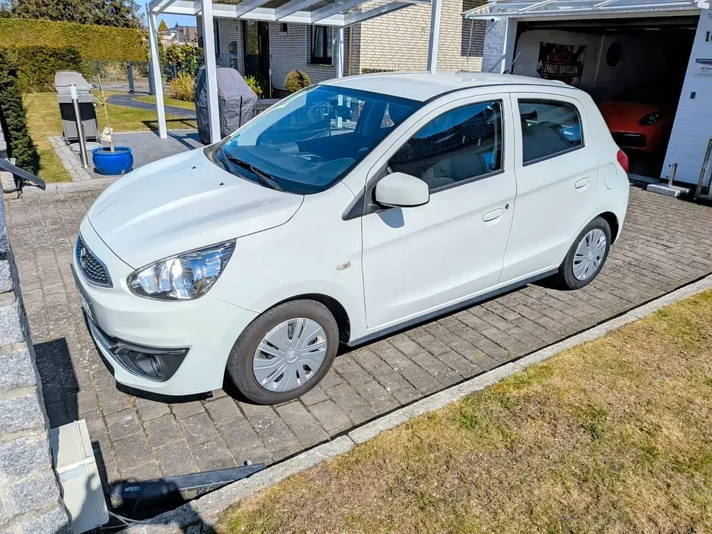 Begagnad Mitsubishi Space Star 71 HK (52 kW) 2020 Vit Halvkombi