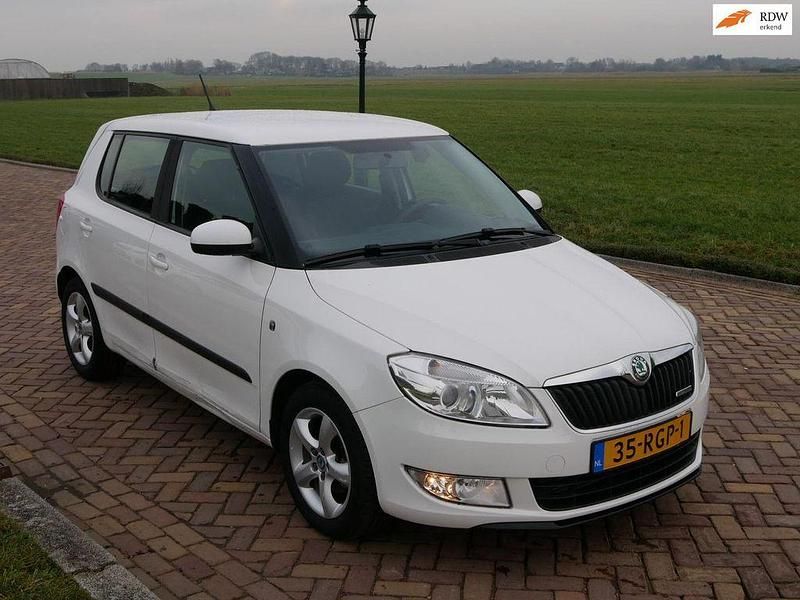 Weiß Gebraucht 2011 Skoda Fabia GreenLine Limousine | 3.999 € (Superpreis) - Bild 1/3