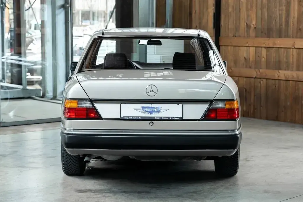 Gebraucht Mercedes 200 118 PS (86 kW) 1991 Silber Limousine