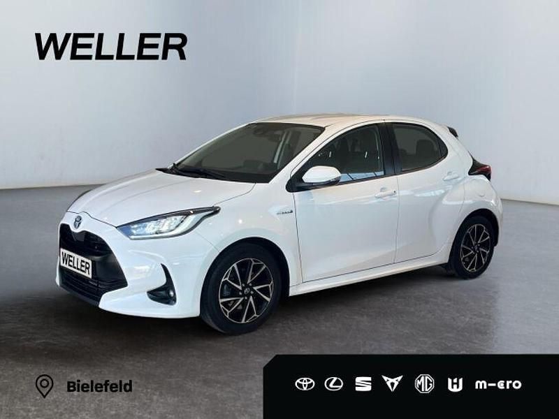 Weiss Gebraucht 2020 Toyota Yaris Hybrid Club Kleinwagen | 17.890 € (Fairer Preis) - Bild 1/3