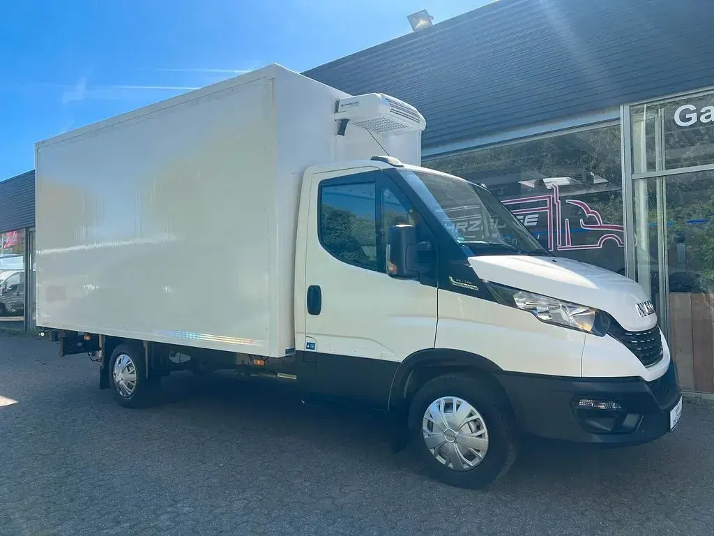 Gebraucht Iveco Daily 136 PS (100 kW) 2021 Weiß Van / Kleinbus