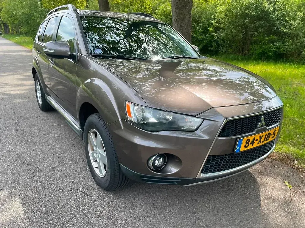 Gebraucht Mitsubishi Outlander Edition 147 PS (108 kW) 2012 Braun SUV