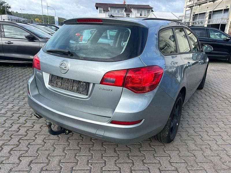 Gebraucht Opel Astra Edition 140 PS (102 kW) 2012 Silber Kombi