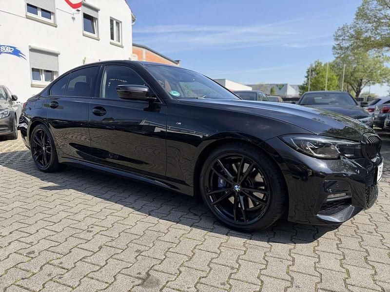 Gebraucht BMW 330 M Sport 258 PS (189 kW) 2021 Black sapphire metallic Limousine