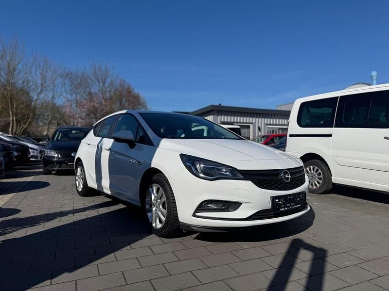 Gebraucht Opel Astra Selection 105 PS (77 kW) 2016 Weiß Limousine