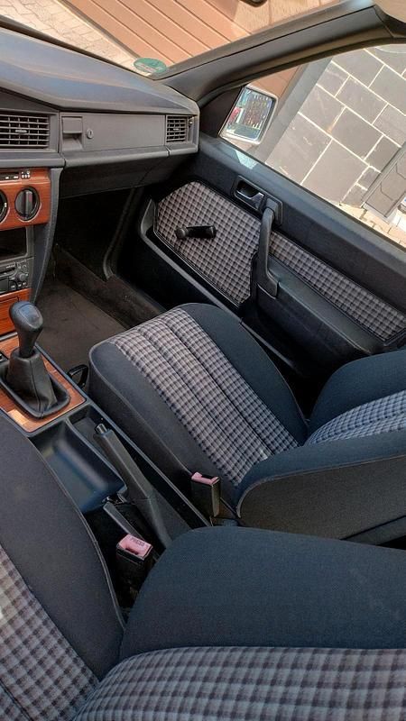 Gebraucht Mercedes 190 109 PS (80 kW) 1990 Schwarz Limousine