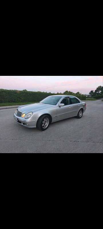 Silber Gebraucht 2005 Mercedes E240 Limousine | 3.900 € (Fairer Preis) - Bild 1/4