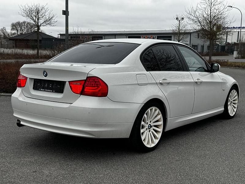 Gebraucht BMW 318 Sport Line 143 PS (105 kW) 2011 Weiß Limousine