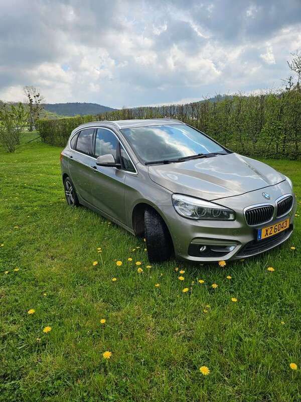 Grau Gebraucht 2014 BMW 220 Active Tourer Van / Kleinbus | 10.900 € - Bild 1/4