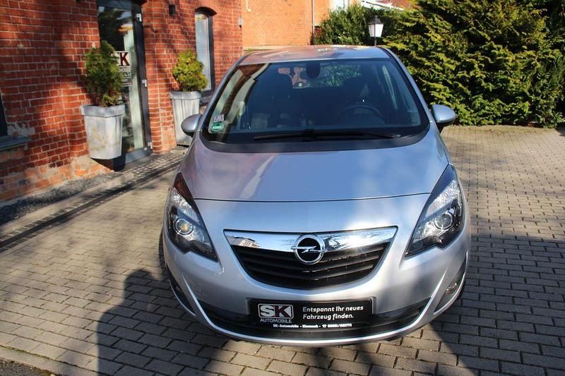 Gebraucht Opel Meriva Design Edition 140 PS (102 kW) 2011 Silber Van / Kleinbus