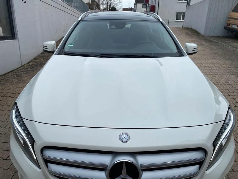 Weiß Gebraucht 2016 Mercedes GLA200 SUV | 14.999 € (Fairer Preis) - Bild 1/4