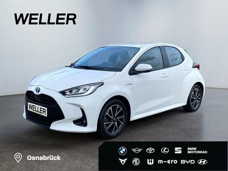 Weiss Gebraucht 2021 Toyota Yaris Hybrid Team Kleinwagen | 18.880 € (Fairer Preis) - Bild 1/3