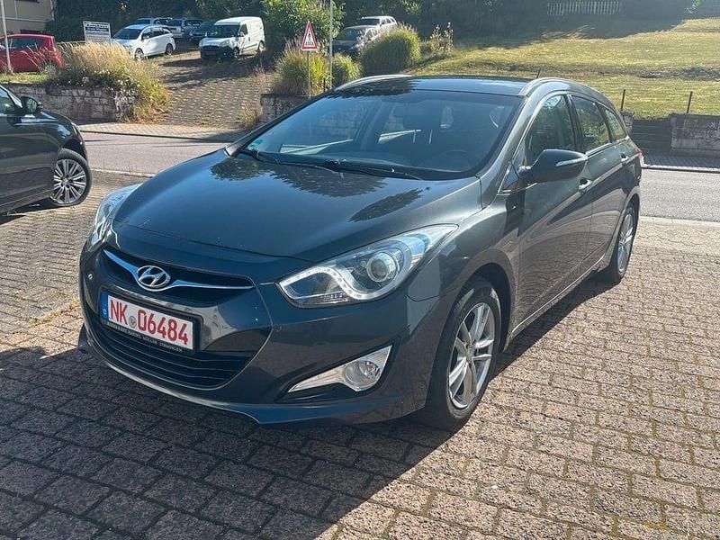 Grau Gebraucht 2013 Hyundai i40 Kombi | 4.990 € (Guter Preis) - Bild 1/4