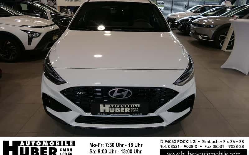 Atlas white uni Gebraucht 2024 Hyundai i30 N Line Limousine | 27.490 € (Fairer Preis) - Bild 1/4