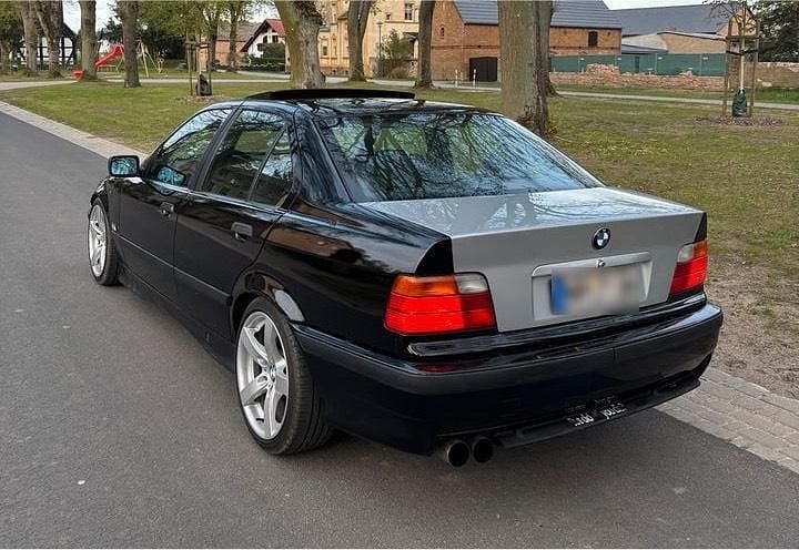 Second-hand BMW 323 192 CP (141 kW) 1996 Berlinǎ