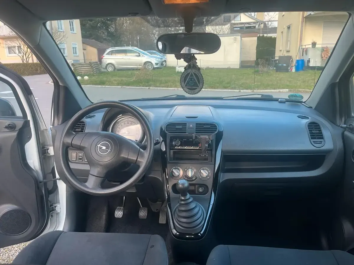 Używany Opel Agila 65 KM (47 kW) 2009 Biały Hatchback